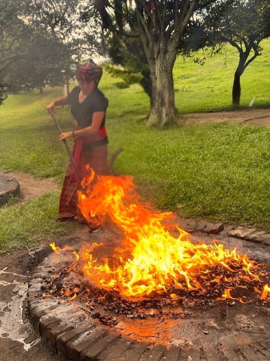 Ixmukanel oficiando el fuego sagrado