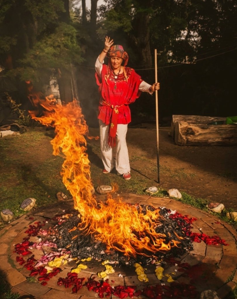 Nana Ixkej, Ajq'ij Maya, en ceremonia de fuego sagrado