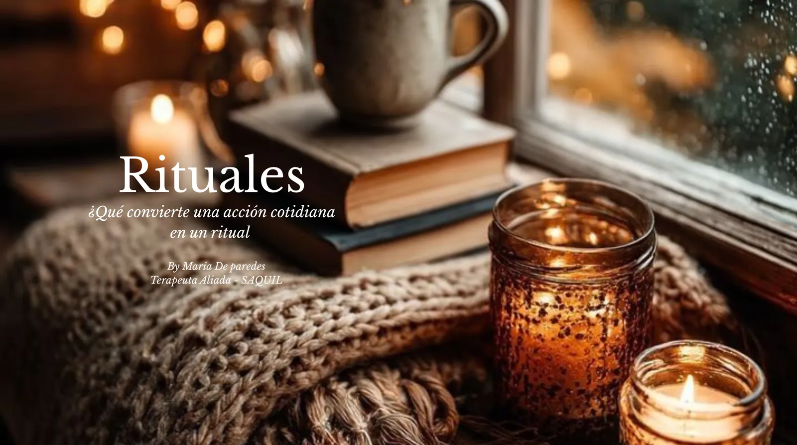 Portada del artículo Rituales: taza sobre libros junto a una ventana, con velas encendidas y una manta tejida.