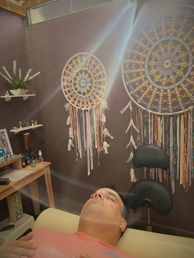 Sala de terapia de Samana Wasi con atrapasueños tejidos a mano por la Nana Ixkej